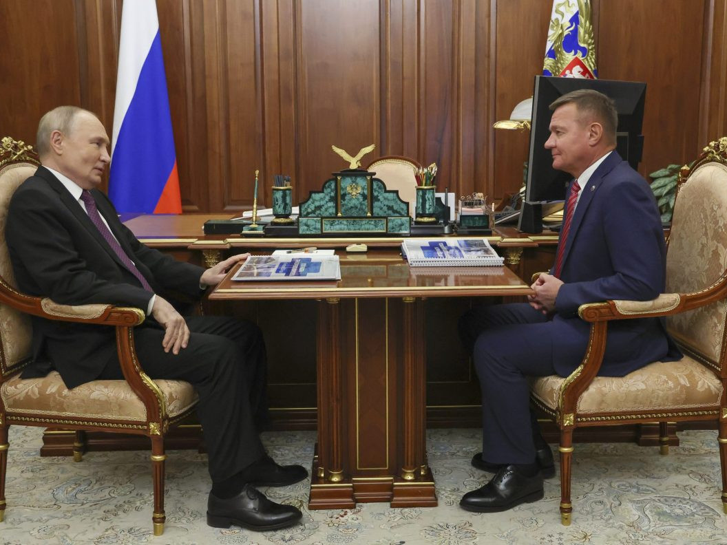 Na archívnej snímke z 30. januára 2025 v Moskve ruský prezident Vladimir Putin (vľavo) a ruský minister dopravy Roman Starovojt počas stretnutia v Moskve.