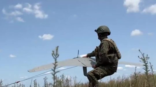 Na snímke z videa zverejnenej ruským ministerstvom obrany ruský vojak pripravuje "Supercam" dron na vystrelenie na ukrajinské pozície na neznámom mieste na Ukrajine.