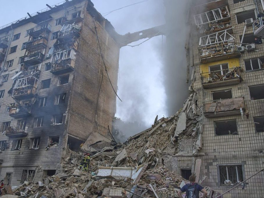 Obytná budova v Kyjeve po ruskom útoku.