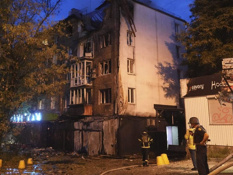 Hasiči zasahujú pred obytnou budovou.