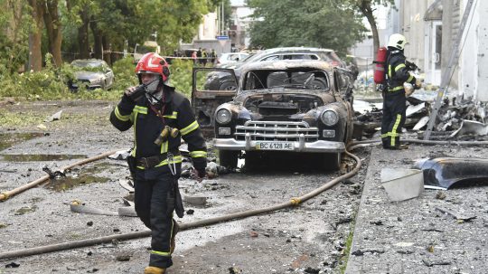 Hasiči zasahujú na mieste po ruskom útoku na ukrajinské mesto Ľvov,