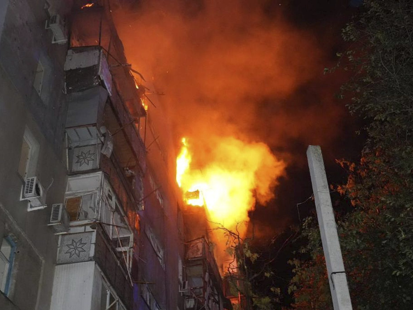 Na snímke horiaca obytná budova po ruskom raketovom útoku v meste Odesa.