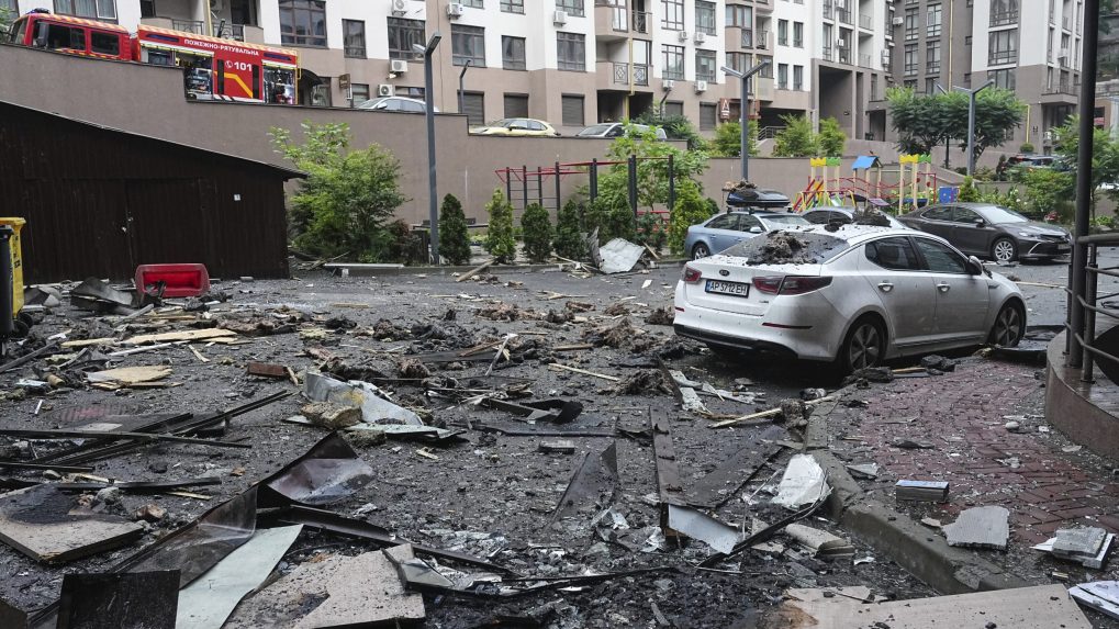 Ruské vzdušné útoky zasiahli viacero oblastí Ukrajiny. V Kyjeve hlásili najmenej jednu obeť a zničené budovy