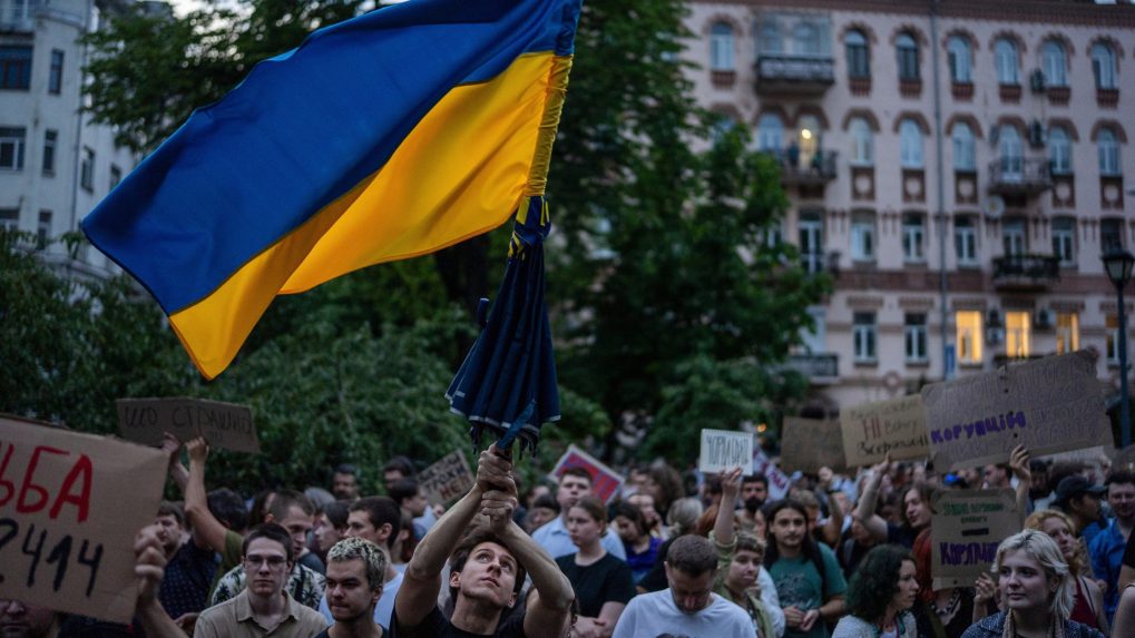 Proti obmedzeniu boja s korupciou protestovali na Ukrajine tisíce ľudí. Nesúhlasia s novým zákonom