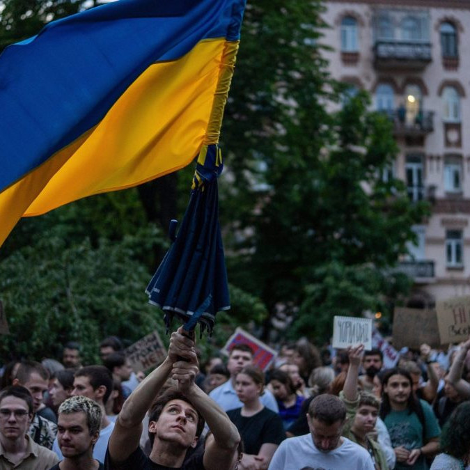 Proti obmedzeniu boja s korupciou protestovali na Ukrajine tisíce ľudí. Nesúhlasia s novým zákonom