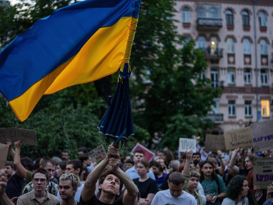 Proti obmedzeniu boja s korupciou protestovali na Ukrajine tisíce ľudí. Nesúhlasia s novým zákonom