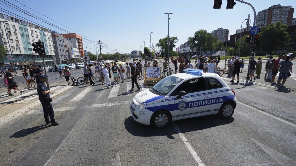 Srbská polícia pri zásahu voči protestujúcim zadržala 79 ľudí vrátane univerzitnej profesorky