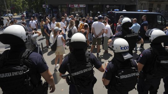 Polícia v Srbsku zadržala desiatky demonštrantov.