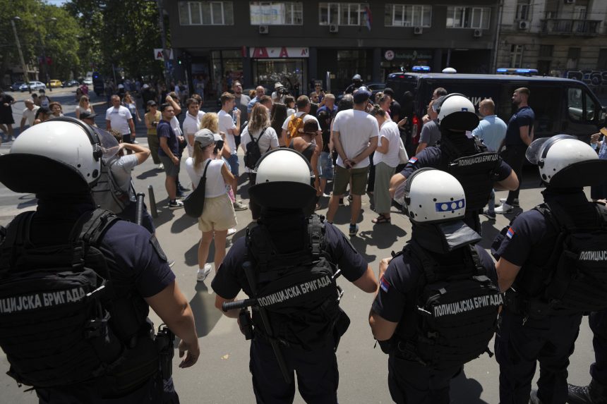 Protesty v Srbsku sa zintenzívnili, ľudia blokovali dopravu. Polícia zadržala desiatky demonštrantov