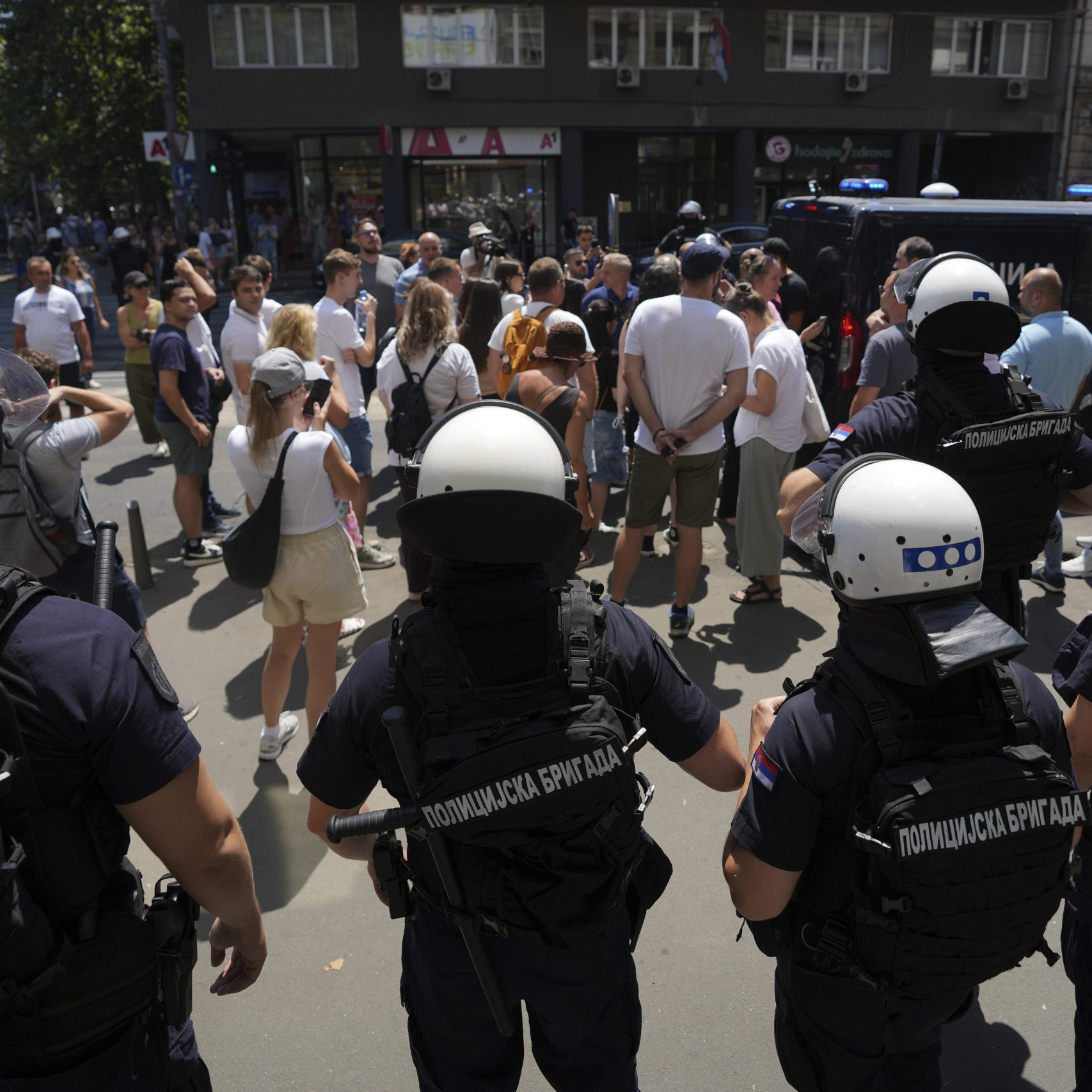 Protesty v Srbsku sa zintenzívnili, ľudia blokovali dopravu. Polícia zadržala desiatky demonštrantov