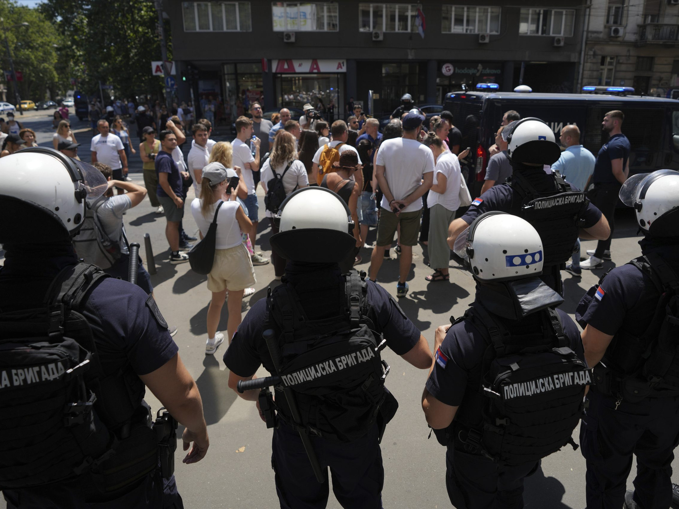 Polícia v Srbsku zadržala desiatky demonštrantov.