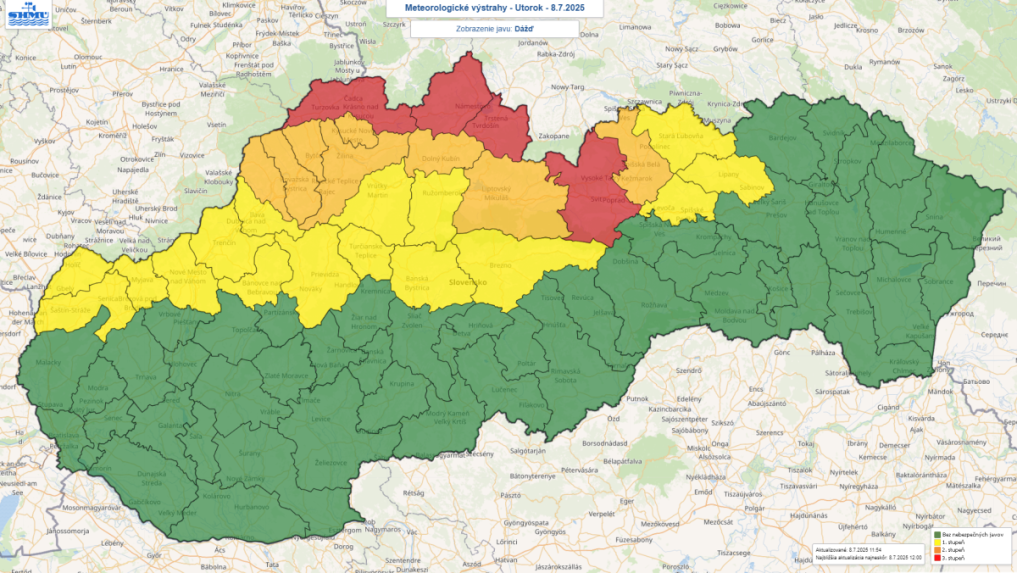 Mapa Slovenska s platnými meteorologickými výstrahami pred dažďom.