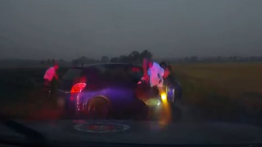 VIDEO: Muž (20) sa snažil ujsť polícii. Mal zákaz šoférovať, bol zdrogovaný a jazdil na cudzích značkách