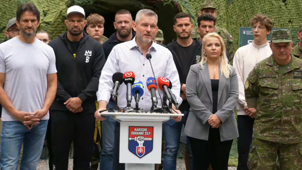 Prezident Pellegrini vstupuje do armádnych záloh. Dva týždne bude s dobrovoľníkmi cvičiť aj A. Végh či R. Glück