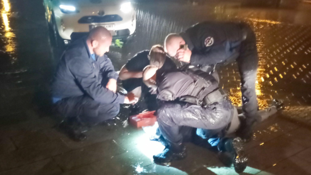 Kuriózne zranenie na nitrianskej pešej zóne: Opitý mladík pri páde hlavou narazil do Pribinovho meča