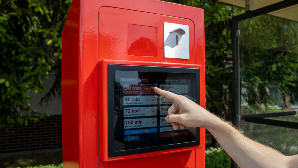 Staré automaty na cestovné lístky MHD v Bratislave po takmer 30 rokoch končia: Nahradia ich nové, modernejšie