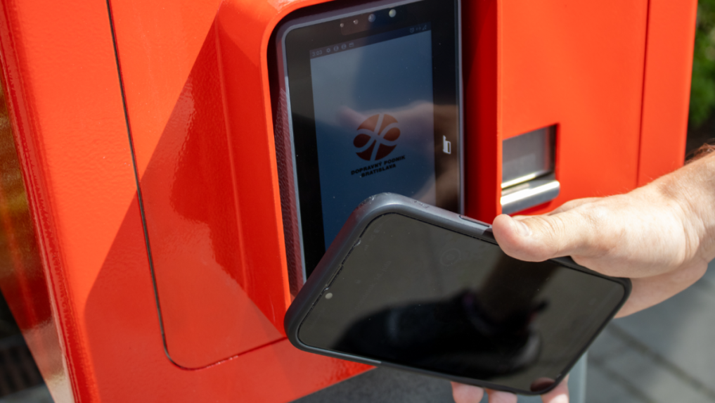 Staré automaty na cestovné lístky MHD v Bratislave po takmer 30 rokoch končia: Nahradia ich nové, modernejšie