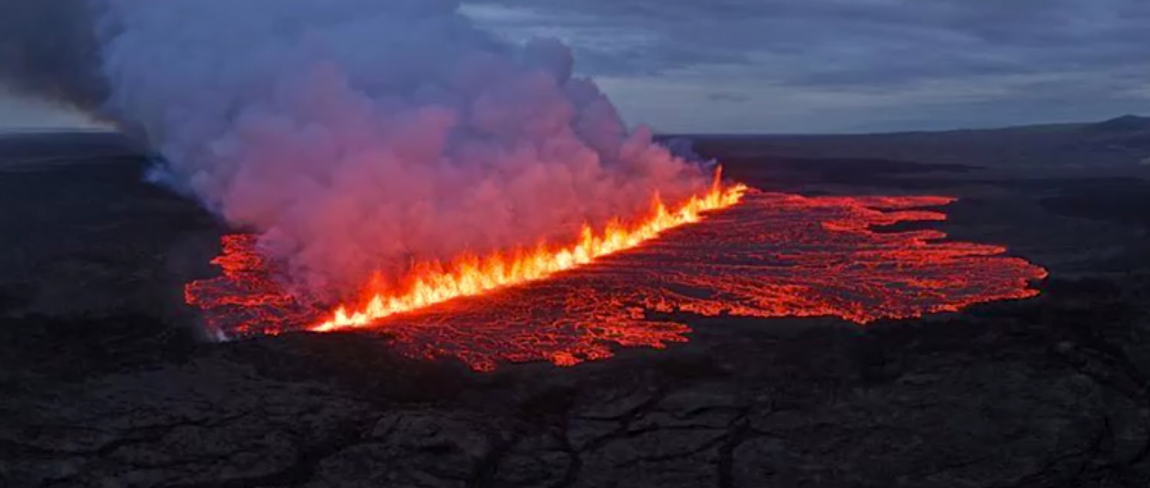 FOTO: Na islandskom polostrove začala ďalšia sopečná erupcia. Ide o dvanásty výbuch za posledné štyri roky