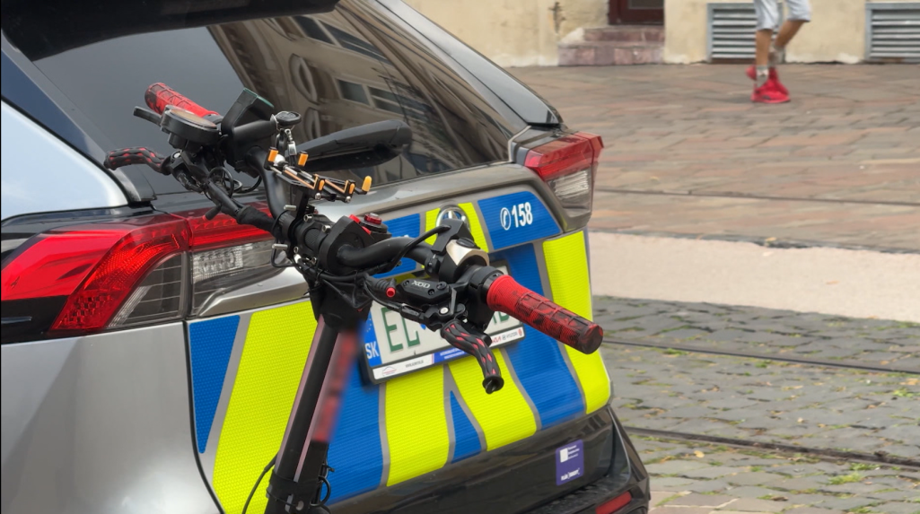 Košickí policajti si posvietia na cyklistov a kolobežkárov na pešej zóne. Dôvodom je časté prekračovanie povolenej rýchlosti