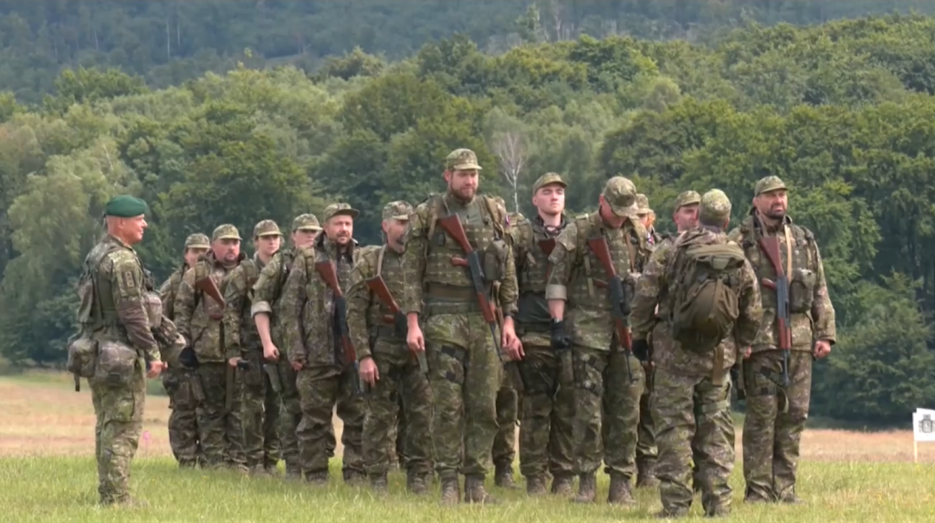 Cvičia streľbu aj záchranu raneného: Prvý turnus Národných obranných síl s prezidentom a ministrom obrany je v polovici