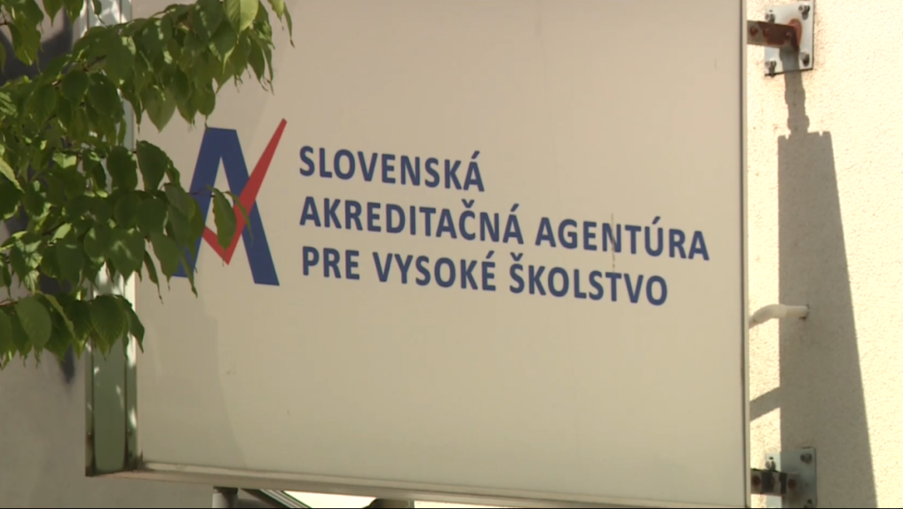 Predbehli sme Česko: Diplomy slovenských vysokoškolákov by už mali byť v zahraničí viac uznávané
