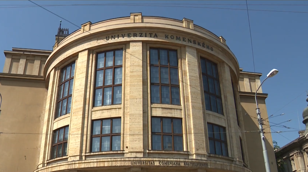 Študenti práva žiadajú zmeny v udeľovaní titulov. Po skončení magisterského štúdia chcú JUDr. namiesto Mgr.