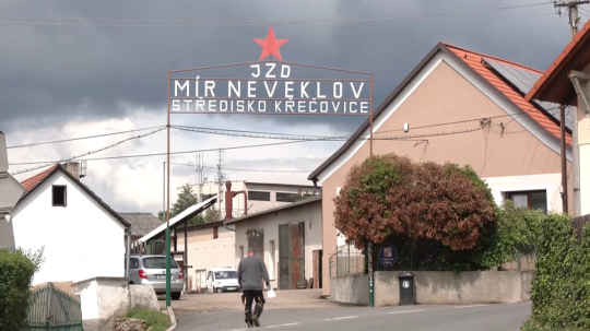 Na snímke brána v dedine z filmu.