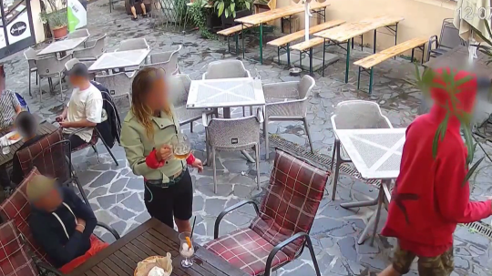 Na snímke zákazníci v košickom podniku, ktorí došili bez platenia.
