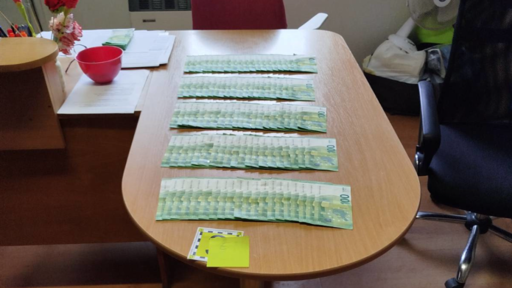 Starostu obce na východe SR zadržali pri preberaní úplatku, mal si pýtať takmer 100-tisíc eur