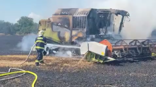Na snímke hasiči hasia požiar na poli s obilím pri Vojčiciach.