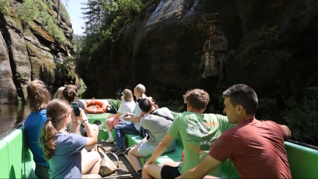 Turisti sa plavia kaňonom rieky Kamenica v Edmundovej rokline.