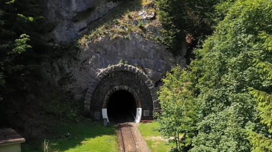Zásoboval armádu, skrýval pancierové vlaky a dnes z neho tečie pitná voda: Čremošniansky tunel je najdlhší na Slovensku