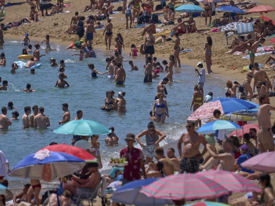 ľudia na pláži v Barcelone