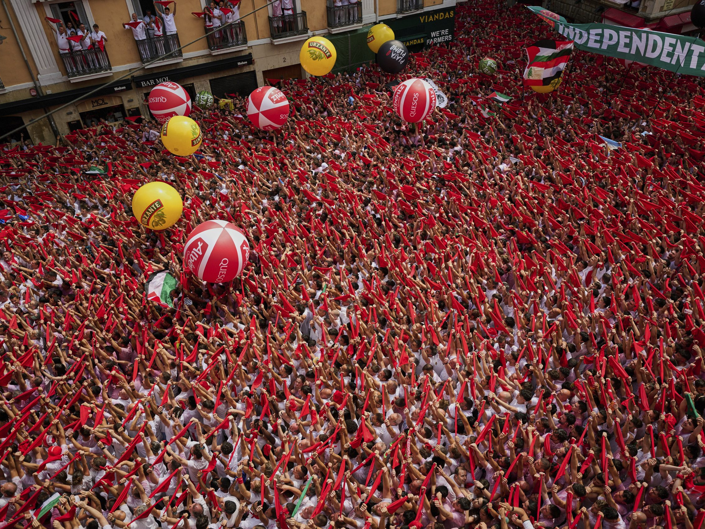 V španielskej Pamplone sa začali tradičné slávnosti sprevádzané behmi s býkmi.