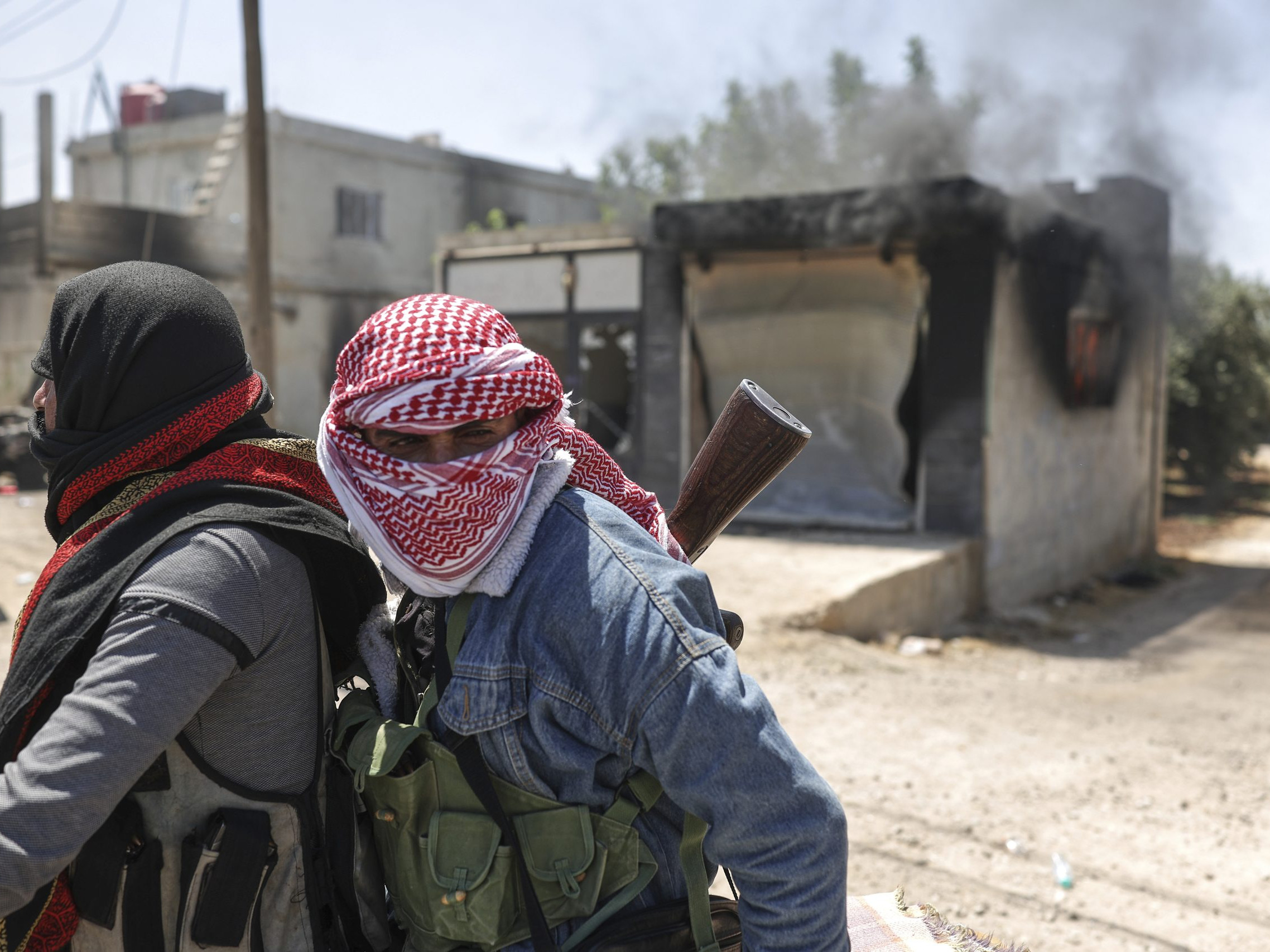 Na snímke bojovníci z radov beduínov na predmestí juhosýrskeho mesta Suwajdá, kde vypukli ozbrojené strety medzi drúzskymi militantmi a sunnitskými beduínskymi kmeňmi.