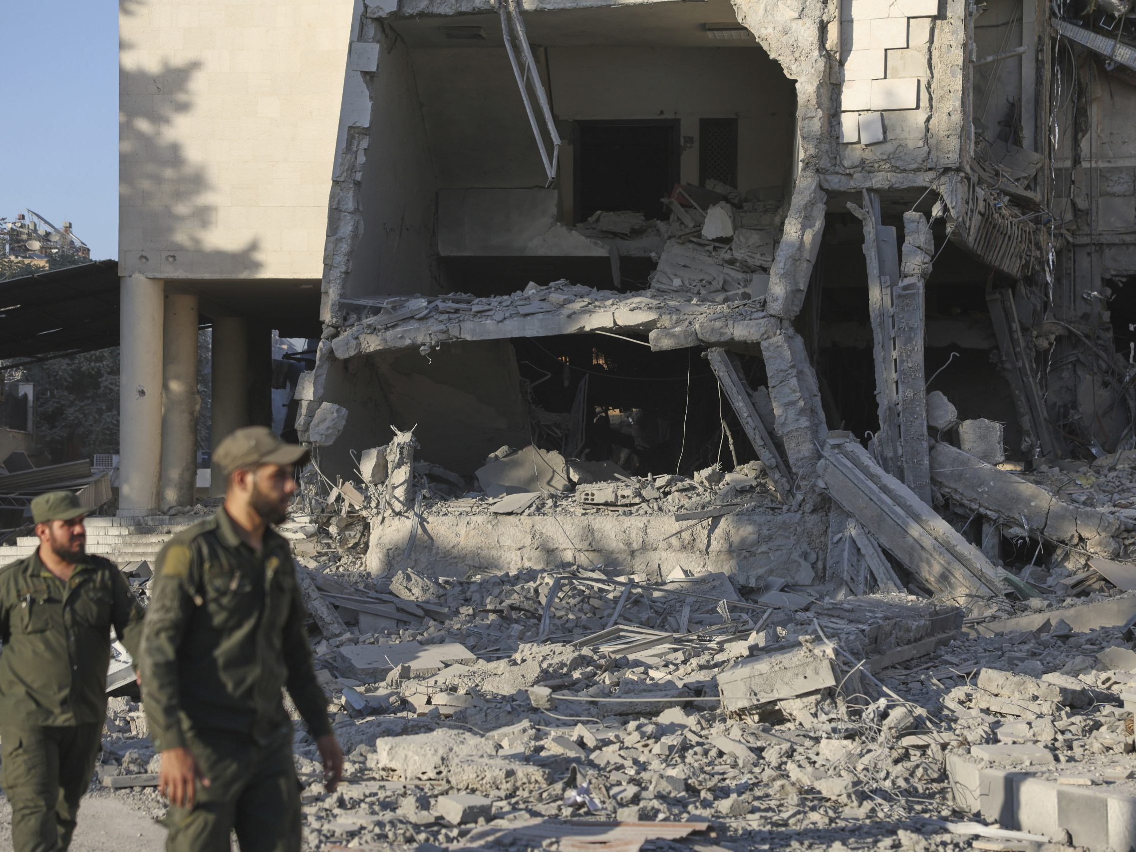 Na snímke vojaci si prezerajú budovu sýrskeho ministerstva obrany, ktorú zasiahol útok izraelskej armády v sýrskej metropole Damask.