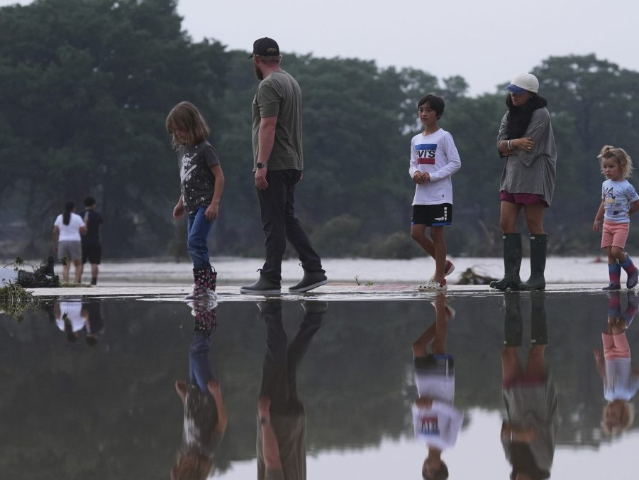 Na snímke sa rodina prechádza po vode.