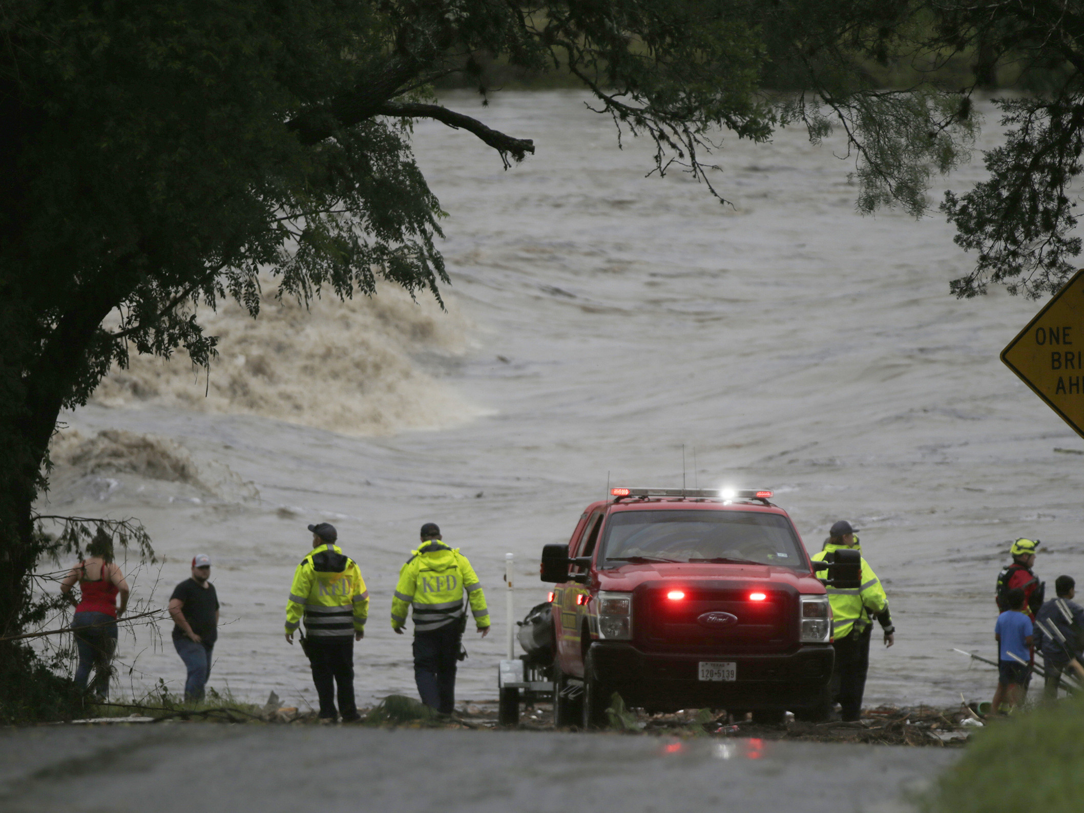 Záchranári zasahujú pri bleskových povodniach v Texase.