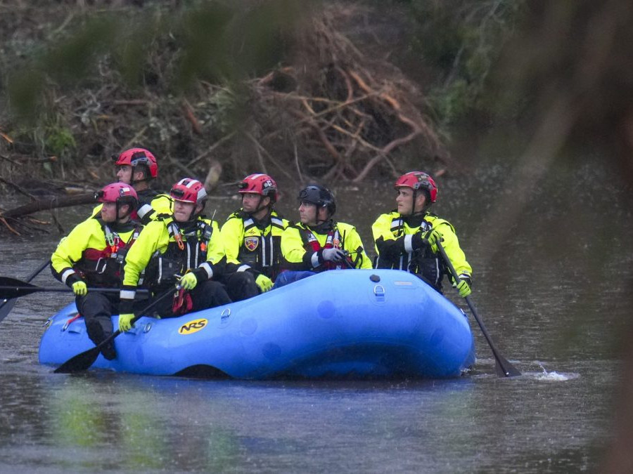 Čln prichádza na pomoc pri odstraňovaní škôd v kempe Mystic na rieke Guadalupe.