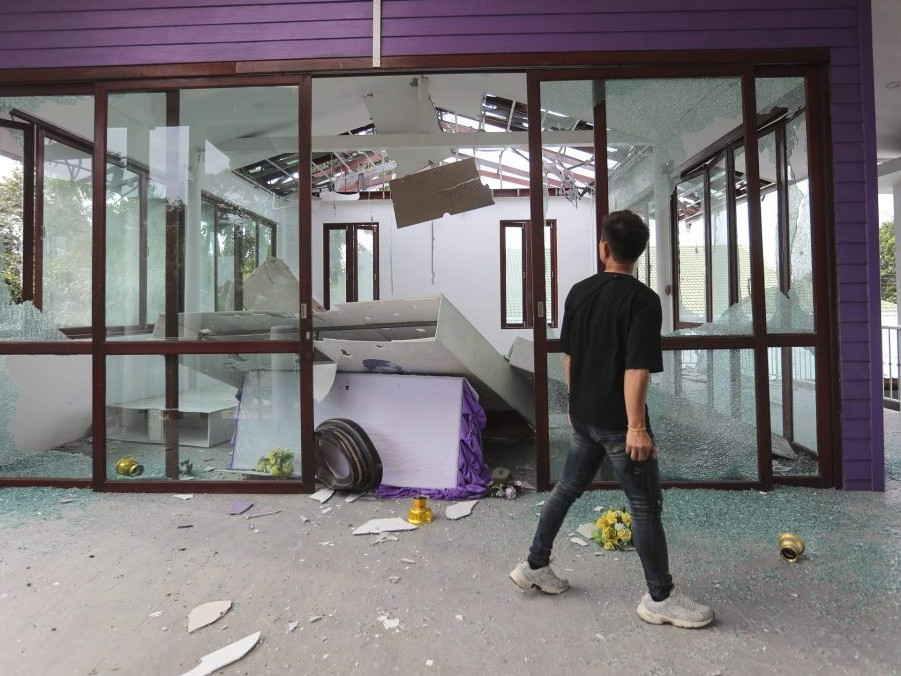 Zničená nemocnica v Thajsku.