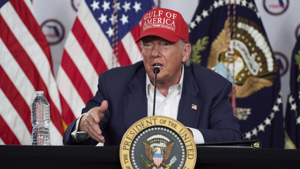 Trump navštívil kontroverznú väznicu pre migrantov. Zažartoval, že ich tam naučia, ako utiecť pred aligátorom