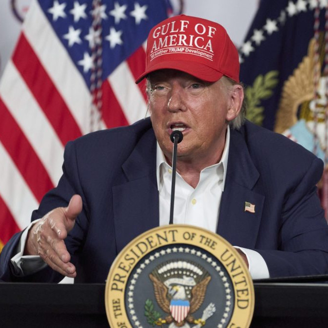 Trump navštívil kontroverznú väznicu pre migrantov. Zažartoval, že ich tam naučia, ako utiecť pred aligátorom
