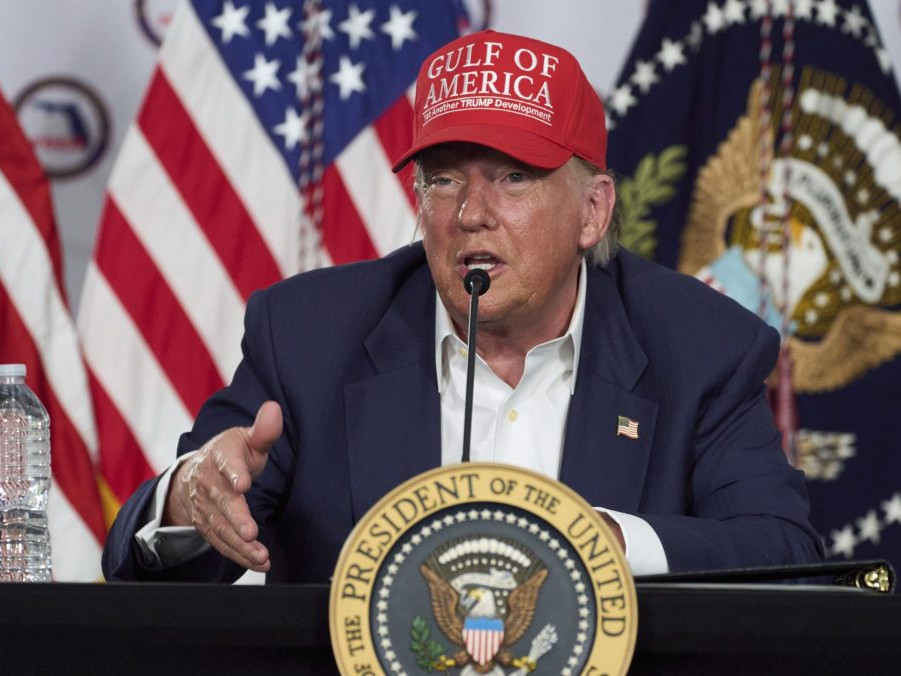 Trump navštívil kontroverznú väznicu pre migrantov. Zažartoval, že ich tam naučia, ako utiecť pred aligátorom