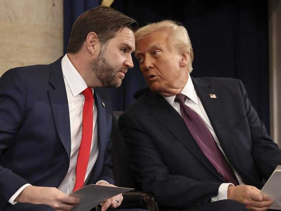 Novozvolený viceprezident, bývalý senátor J. D. Vance a novozvolený prezident Donald Trump.