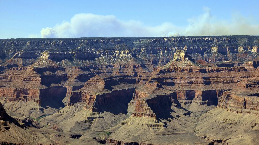 Na snÃƒÂ­mke dym nad severnou Ã„ÂasÃ…Â¥ou nÃƒÂ¡rodnÃƒÂ©ho parku Grand Canyon .