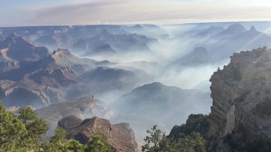 Na snímke dym stúpa z lesných požiarov v národnom parku Grand Canyon.