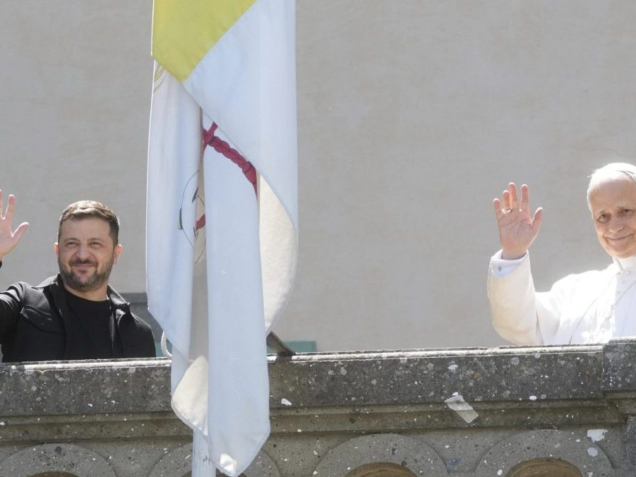 Zľava ukrajinský prezident Volodymyr Zelenskyj a pápež Lev XIV.