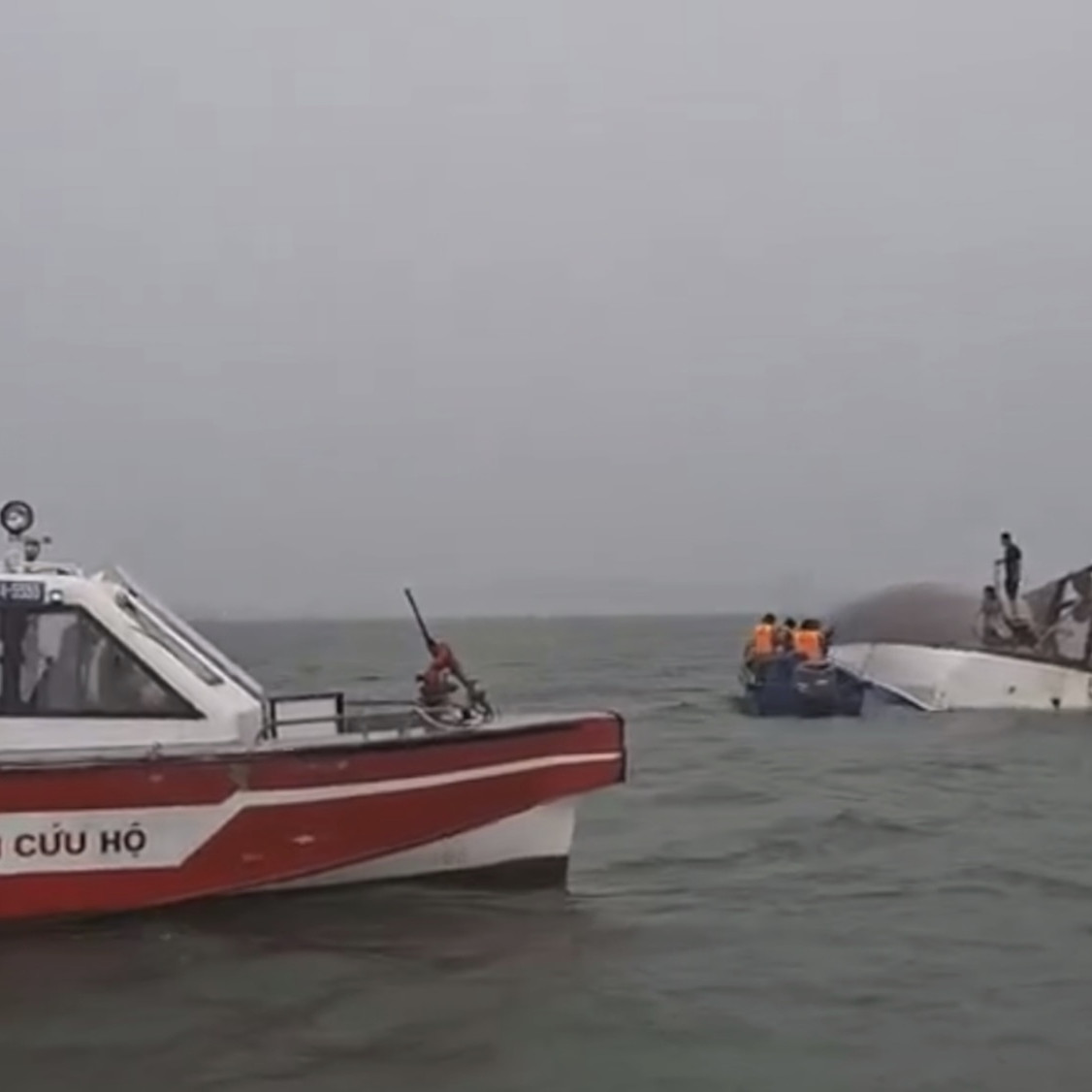 Stroskotanie turistickej lode na severe Vietnamu si vyžiadalo najmenej 38 obetí. Na palube boli najmä rodiny