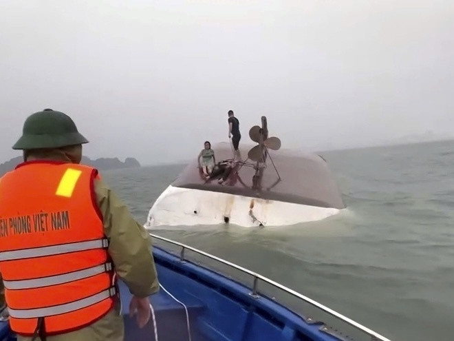 Vo Vietname sa prevrátila loď plná turistov.