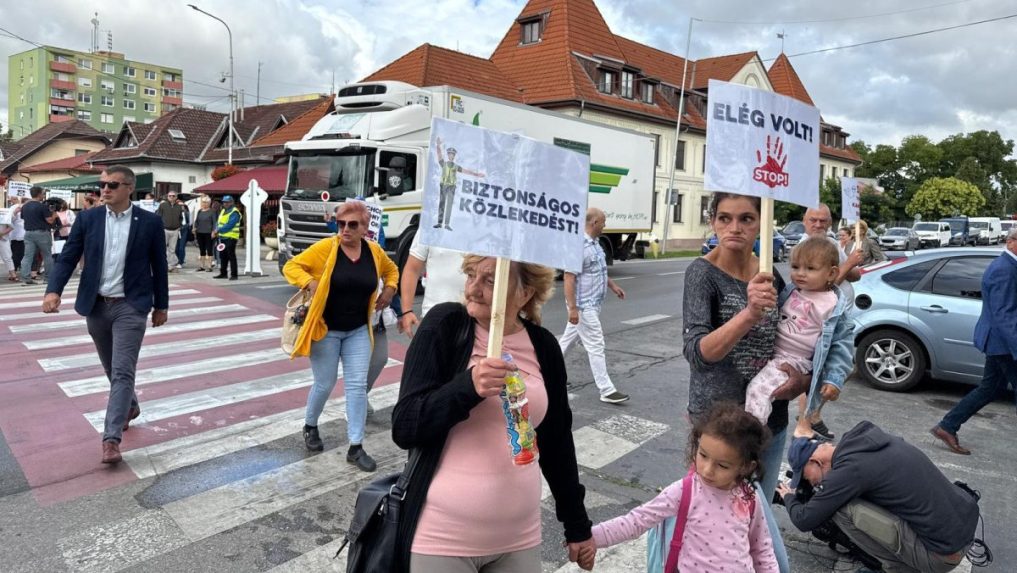 Ľudia v komárňanskom regióne blokovali nákladnú dopravu. Protestom žiadali vyššiu bezpečnosť